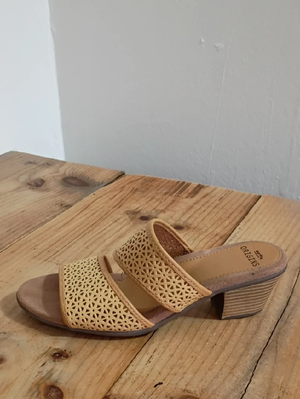 Earth Origins Double Strap Leather Open Toe Heeled Sandals Fits Size 7-7.5